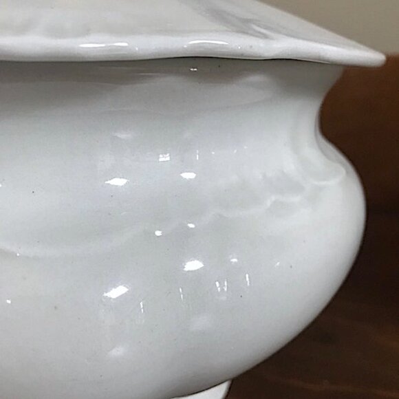 Beautiful Vintage Pattern Chamber Pot with Lid - Picture 10 of 12